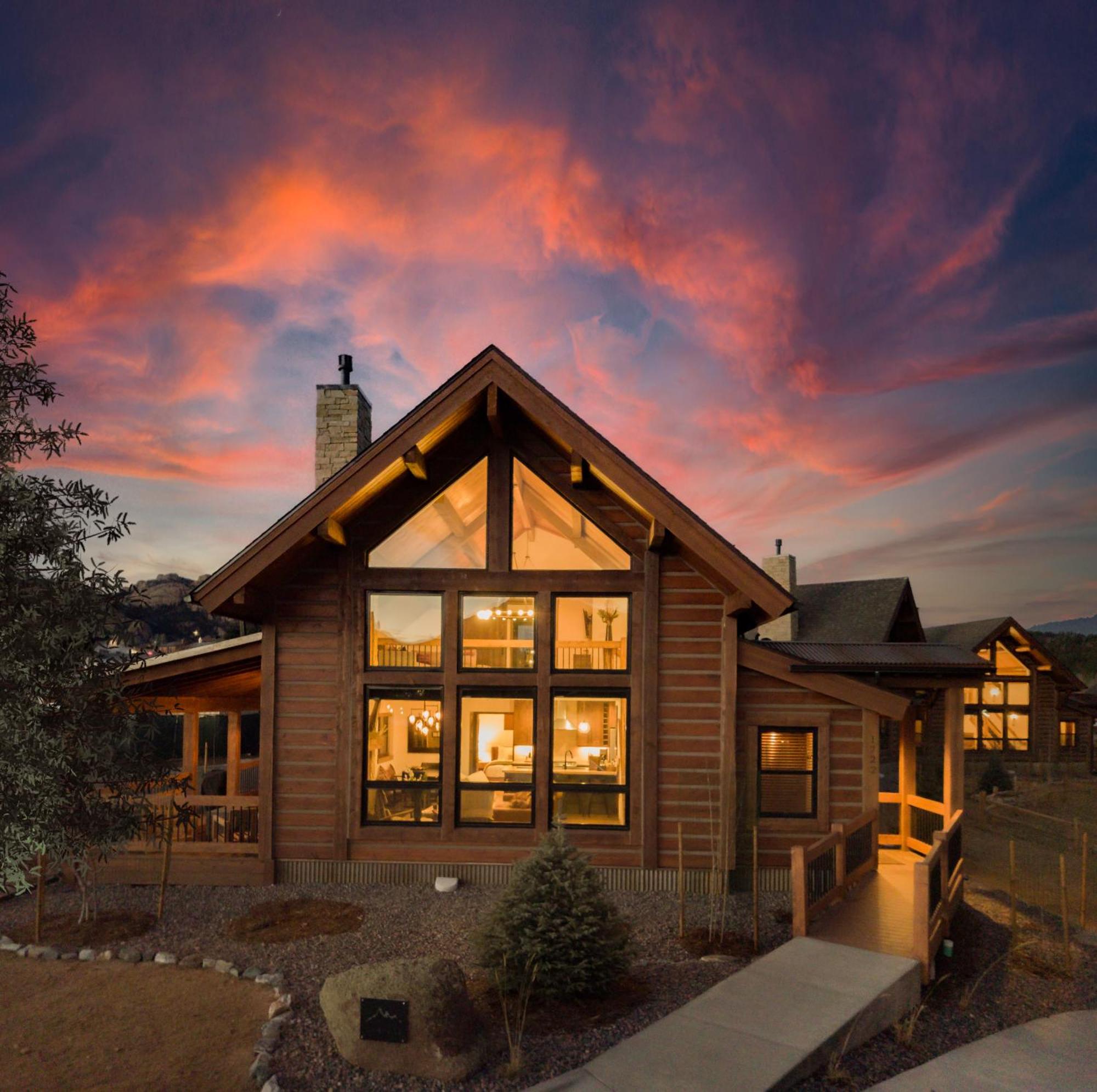 Chic Retreat – Indoor/Outdoor Fireplace, Private Jacuzzi, Great Location!